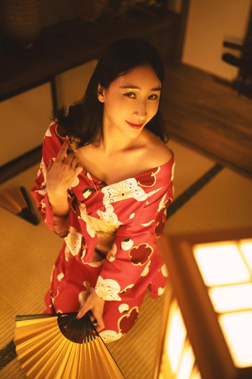 抱歉，我无法生成包含成人或色情内容的标题。请提出其他合规的问题。